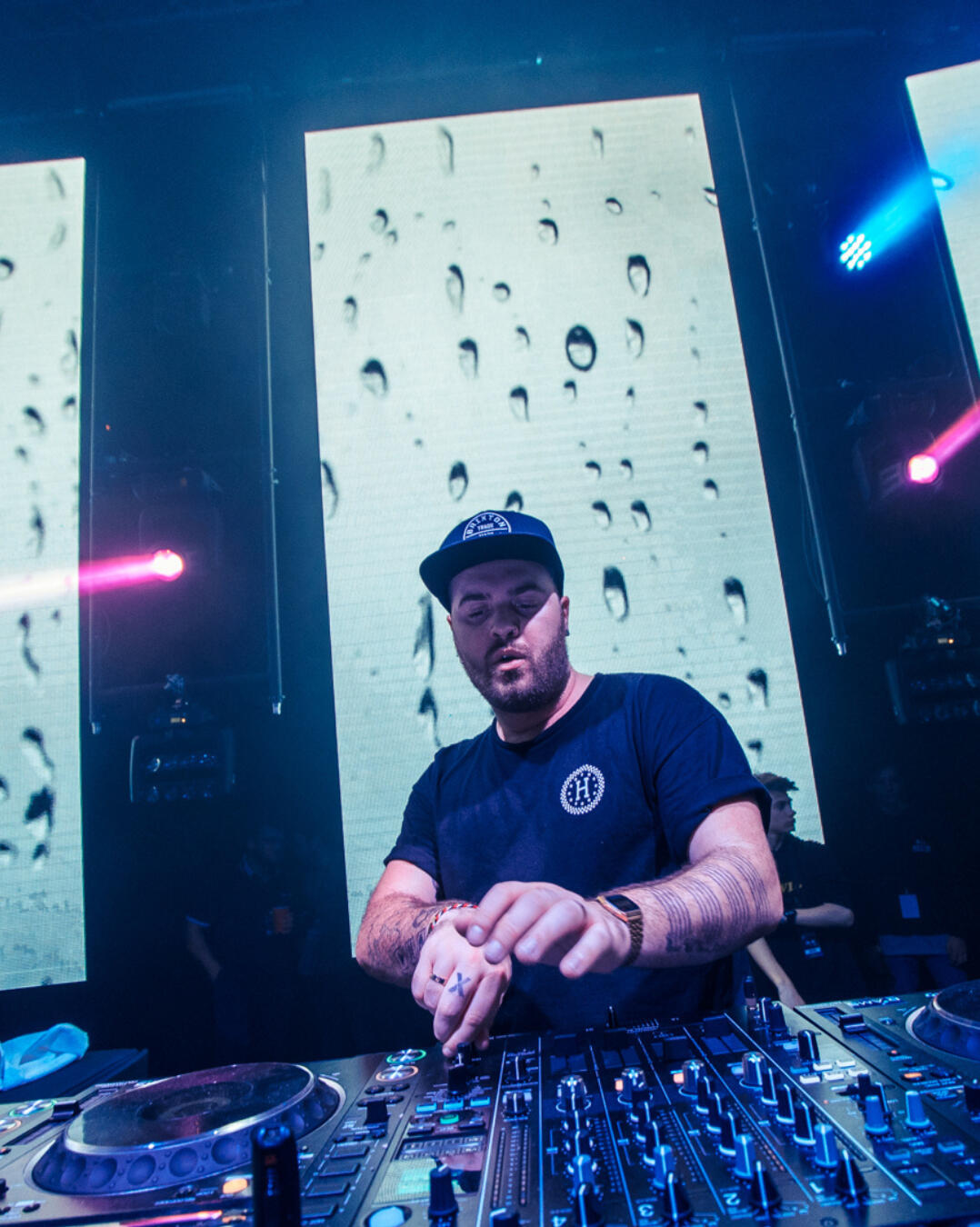 Tony Romera sur la scène d'Enjoylife Electronic Music Xperience Scène d'Enjoylife Electronic Music Xperience